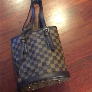 Louis Vuitton petite bucket bag